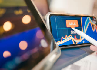 Trader med flere nisjer som gjennomgår opsjoner innen Bitcoin, Ethereum og valuta